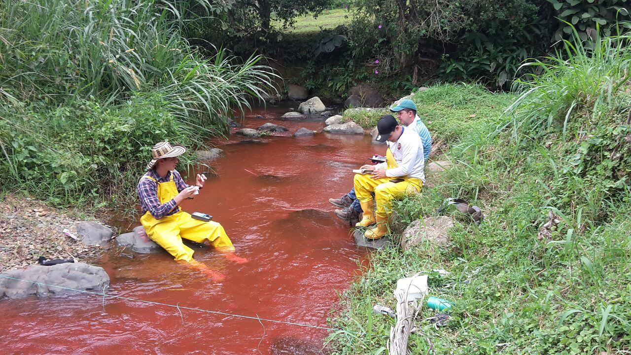 Los ríos de Cali se tiñen de rojo debido a la aplicación de una sustancia química.
