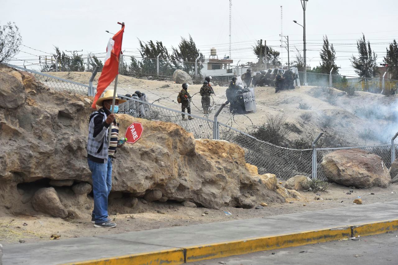 En horas de la mañana del 19 de enero, agentes de seguridad y manifestantes se enfrentaron en inmediaciones del Aeropuerto Internacional de Arequipa.