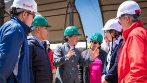 La alcaldesa Claudia López; el gerente de la Empresa Metro, Leónidas Narváez; congresistas y demás funcionarios hicieron un recorrido por las obras del patio taller.