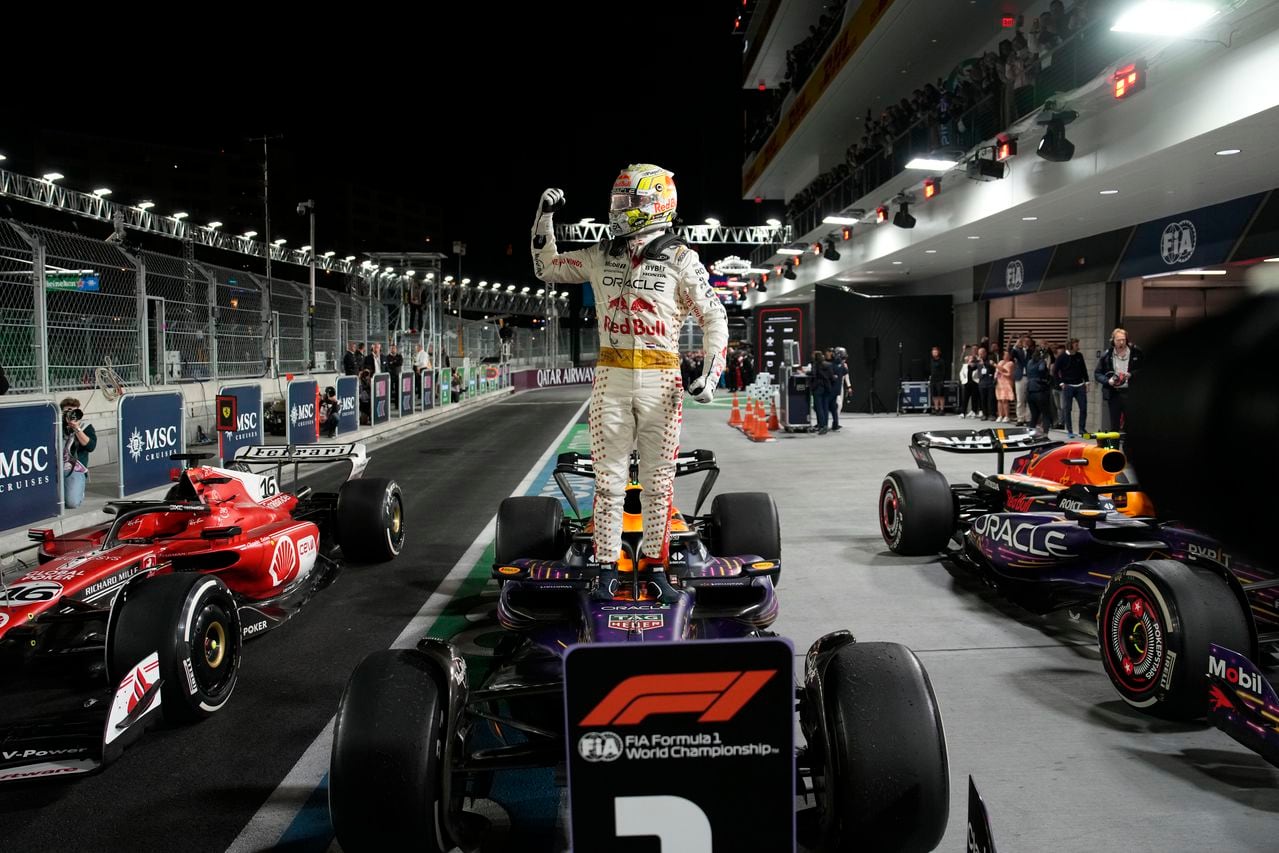 El piloto de Red Bull Max Verstappen, de Holanda, se para encima de su auto después de ganar la carrera automovilística del Gran Premio de Las Vegas de Fórmula Uno, el sábado 18 de noviembre de 2023, en Las Vegas.