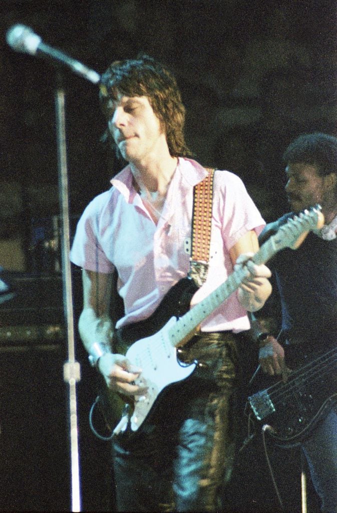 Jeff Beck toca en el ARMS Charity Concerts  de diciembre 8, 1983 en New York City. Foto: Bill Tompkins/Getty Images.