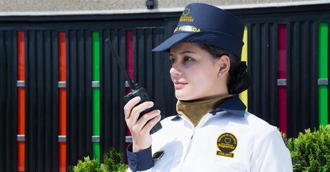 Las mujeres guardas de seguridad desarrollan la habilidad de observar y prestar atención al detalle, y de manejar situaciones de crisis con calma y profesionalismo.