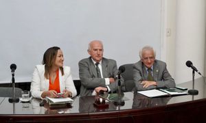 Ministra Carolina Corcho en la reunión con asociaciones médicas.