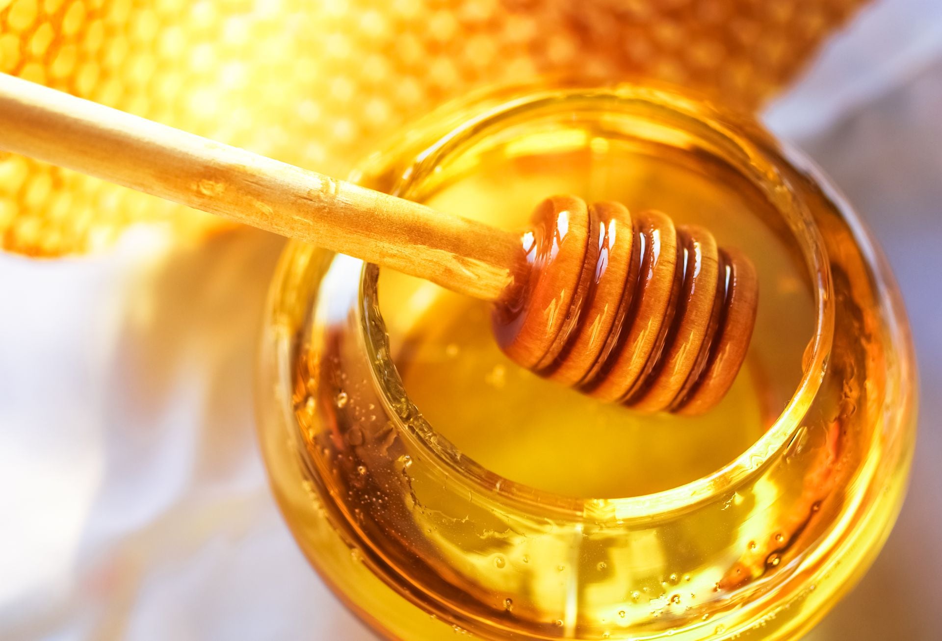 Manchas en la cara: cómo utilizar la miel para aclararlas