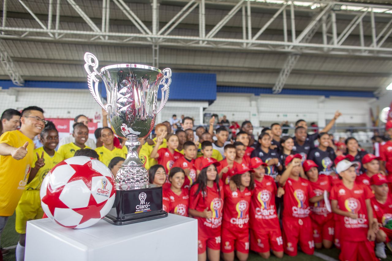 La Copa Claro por Colombia 2023 es un espacio para promover los valores y el trabajo en equipo. Foto: Tico Angulo