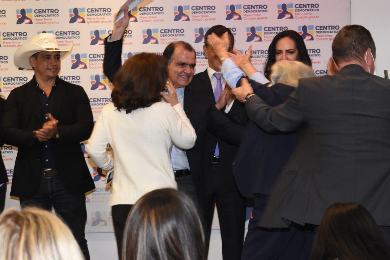 Oscar Iván Zuluaga ganador de la consulta del partido Centro Democrático