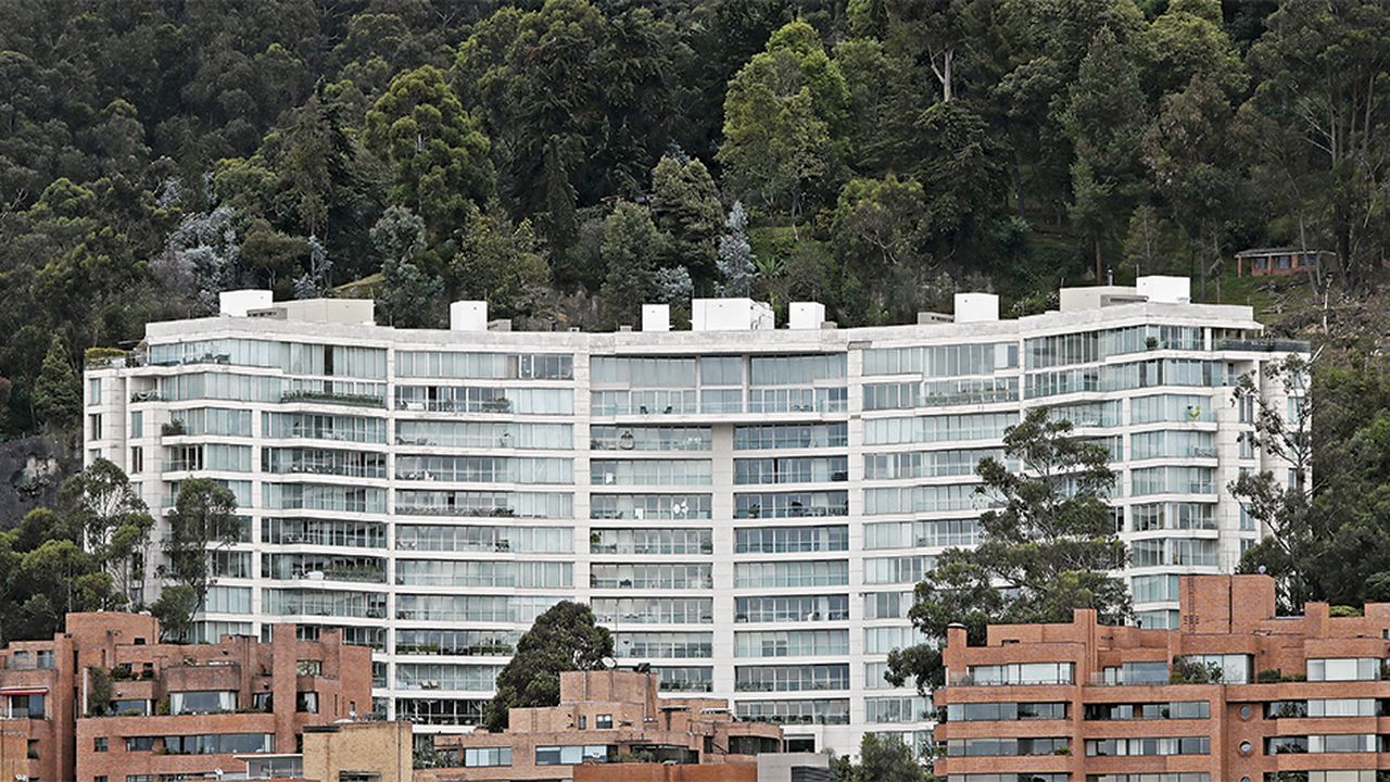 El edificio Peñas Blancas fue construido en 2009 y presentado como una de las renovaciones urbanísticas de Bogotá. Once años después, existe una disputa jurídica entre la constructora y los 66 propietarios.