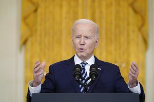El presidente Joe Biden habla sobre la invasión rusa de Ucrania en el Salón Este de la Casa Blanca, el jueves 24 de febrero de 2022, en Washington. (Foto AP/Alex Brandon)