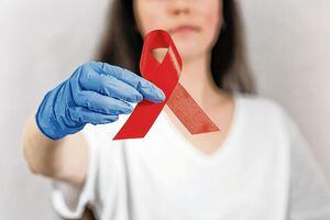 El VIH es un virus que ataca células del sistema inmunitario. La enfermedad no tiene cura, pero hay medicamentos y tratamientos que permiten a las personas llevar una vida saludable por años.