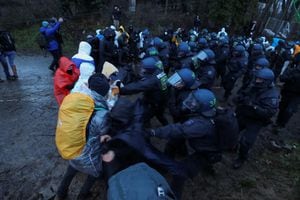 Policías y activistas chocan durante una manifestación en Luetzerath, un pueblo que está a punto de ser demolido para permitir la expansión de la mina de lignito a cielo abierto Garzweiler de la empresa de servicios públicos alemana RWE, en Luetzerath, Alemania, el 11 de enero de 2023. 