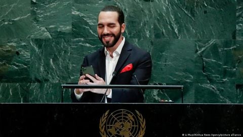 En 2019, durante la Asamblea General de las Naciones Unidas, el presidente de El Salvador, Nayib Bukele, aprovecha para tomarse un "selfie" para Twitter.