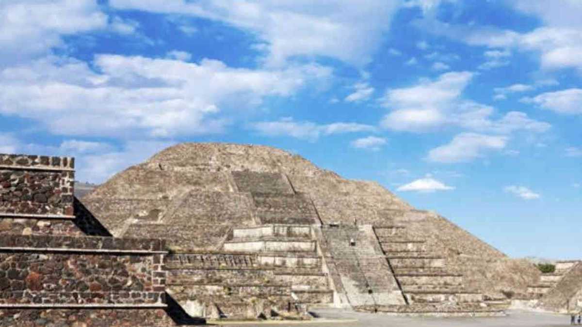 Las estructuras piramidales de Teotihuacán ya aparecen en crónicas de la segunda mitad del siglo XVI, donde salen dibujadas las dos grandes pirámides del Sol y de la Luna.
