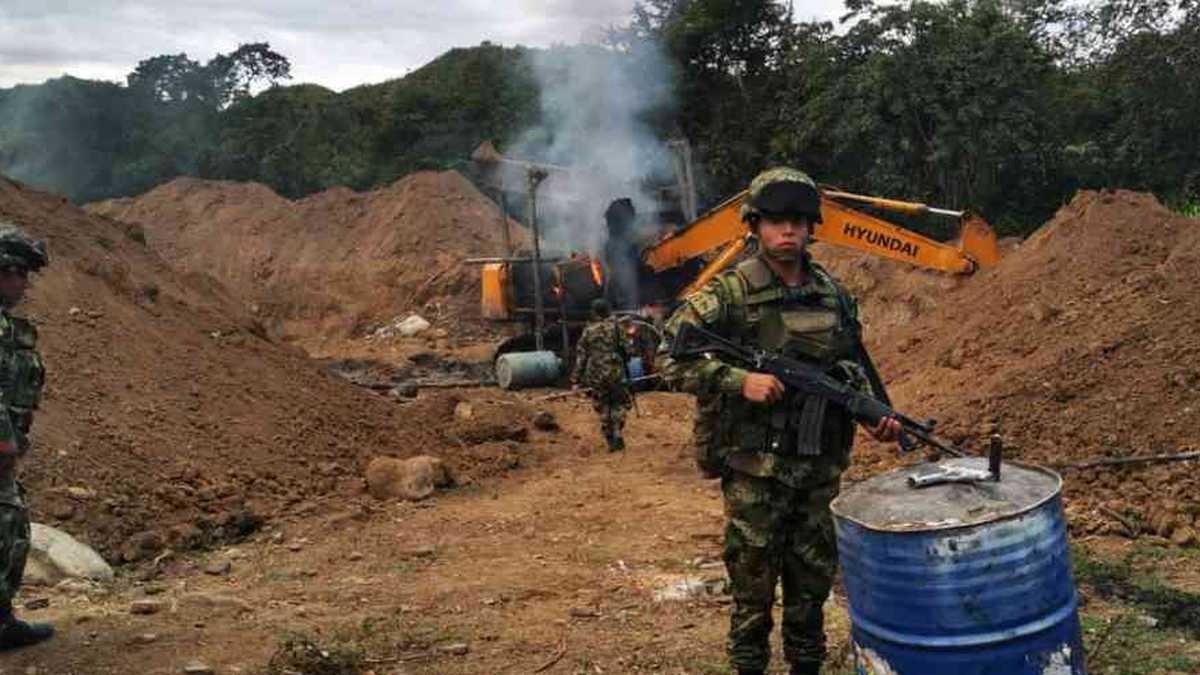 Las fuerzas militares destruyeron cinco retroexcavadoras empleadas para la explotación ilegal de oro en el río Sambingo. Foto: Ejército Nacional
