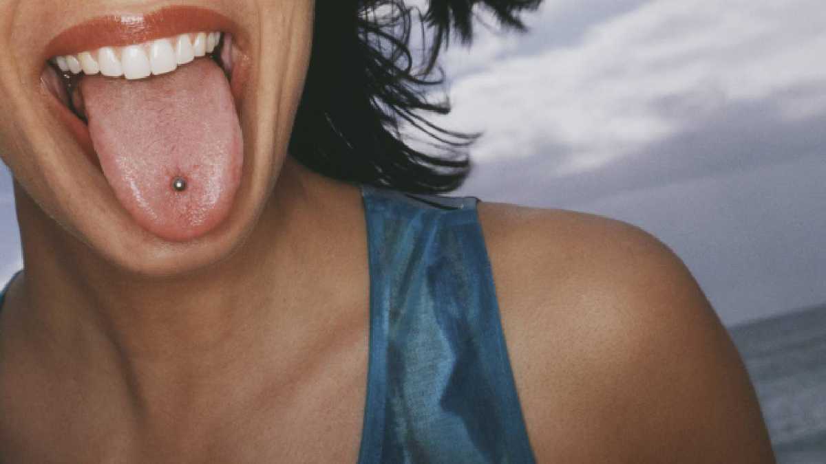 Para los pircings en la boca se debe evitar: fumar, beber alcohol y masticar chicle. Foto: GettyImages.