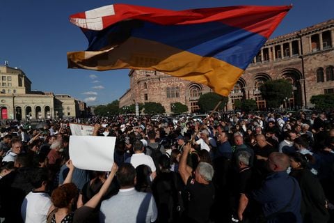 Manifestantes se reúnen cerca del edificio del gobierno, después de que Azerbaiyán lanzara una operación militar en la región de Nagorno-Karabaj, en Ereván, Armenia, el 19 de septiembre de 2023.