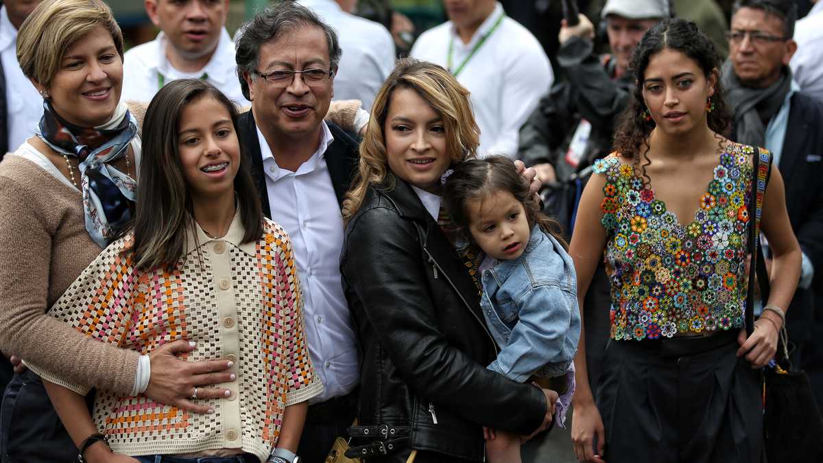 Gustavo Petro con su familia votando