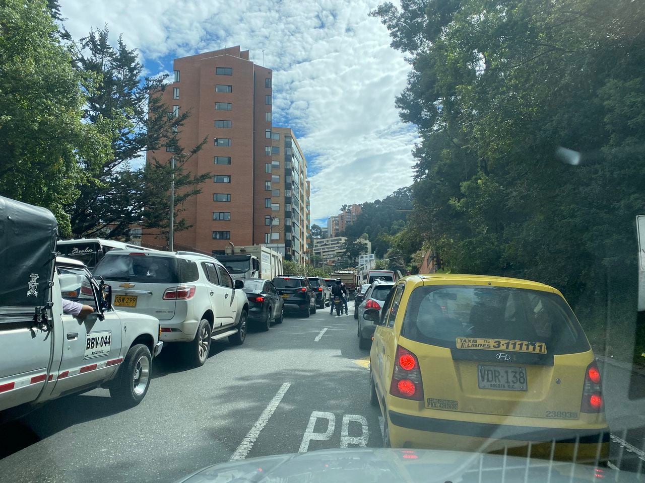 Trancón por accidente en vía Bogotá - La Calera.
