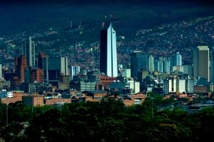 El horizonte del centro de Medellín, Colombia, es famoso por el edificio blanco Coltejer, el edificio más alto de Medellín y un símbolo reconocible de la ciudad. El Coltejer era la sede de una empresa textil y su forma fue construida para parecerse a una aguja de coser. Medellín se encuentra en el Valle de Aburrá, rodeada por la Cordillera de los Andes.