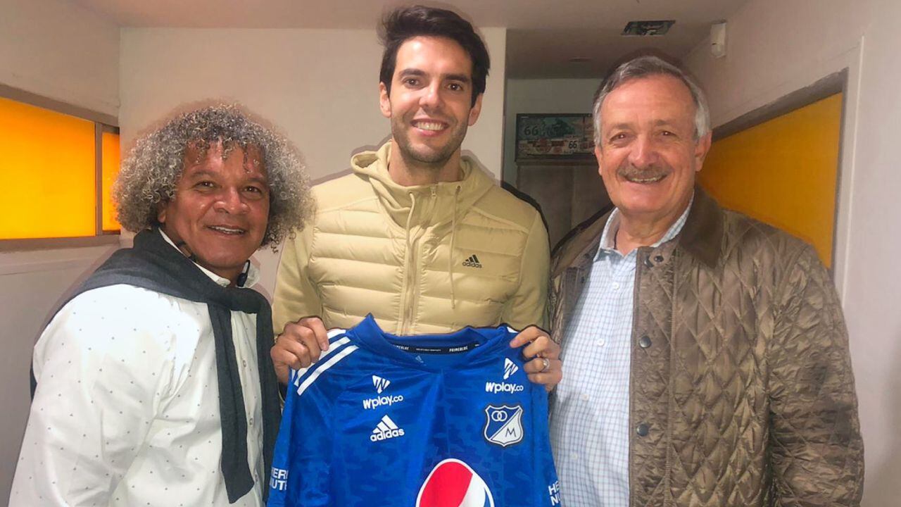 De izquierda a derecha: Alberto Gamero (DT de Millonarios), Kaká (exjugador brasileño) y Enrique Camacho (presidente de Millonarios)