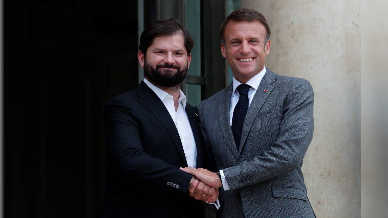 El presidente francés, Emmanuel Macron, recibe al mandatario chileno, Gabriel Boric, en el Palacio del Elíseo.