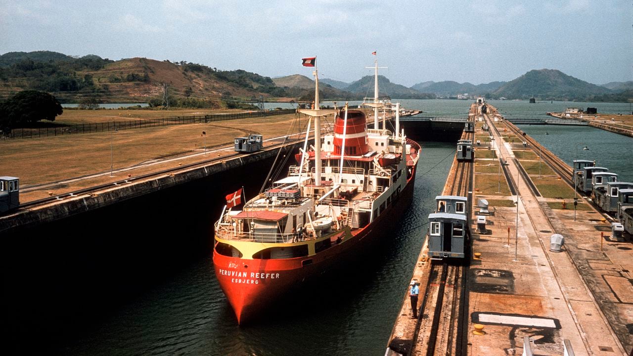 Barco en el canal de Panamá