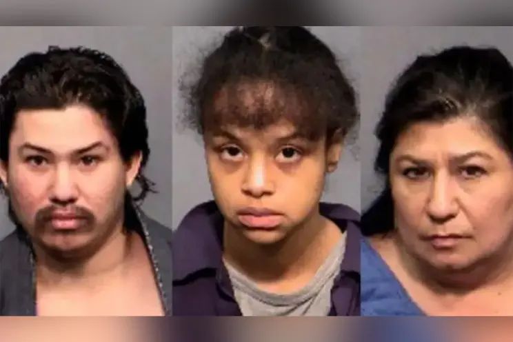 Elizabeth Archibeque (centro) se declaró culpable de encerrar a su hijo Deshaun, de 6 años, en un armario y matarlo de hambre en 2020. El padre del niño, Anthony Martinez (izquierda) y la abuela Ann Martinez (derecha), también fueron arrestados.