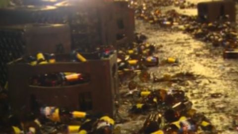 Alrededor de 80 canastas de cerveza se perdieron en el accidente.