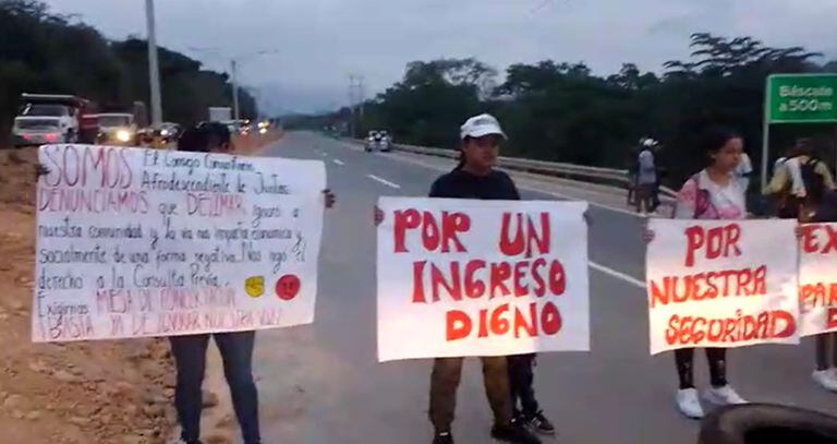Manifestantes protestan sobre la autopista Mar 1 en Antioquia.