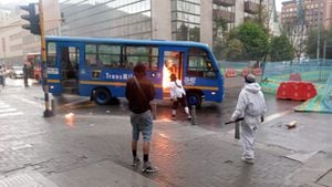 Manifestantes que protestan a la altura de la Universidad Pedagógica le prendieron fuego a un bus del SITP.