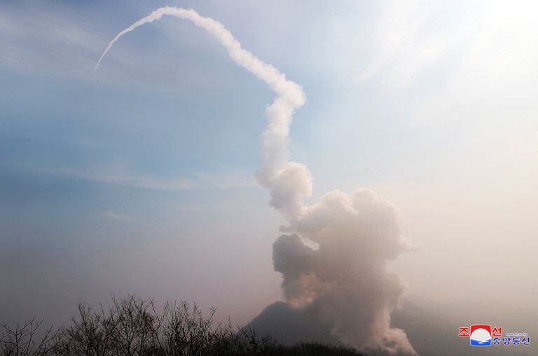 Una vista muestra un simulacro de misiles de Corea del Norte en un lugar no revelado en esta imagen publicada por la Agencia Central de Noticias de Corea del Norte (KCNA) el 20 de marzo de 2023