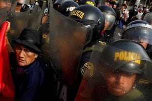 Un manifestante interactúa con la policía durante la marcha 'Tomar el control de Lima'  en Lima, Perú, el 19 de enero de 2023. 