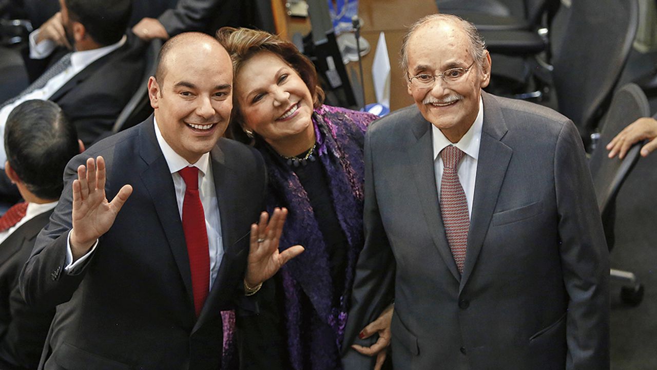  El senador del Partido Liberal, Horacio José Serpa, junto a sus padres, Rosita Moncada y Horacio Serpa Uribe, en el Congreso de la República.