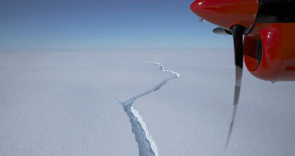 Foto aérea tomada en enero de 2021 por el British Antarctic Survey que muestra una grieta masiva en la plataforma de hielo Brunt en la Antártida 
(British Antarctic Survey via AP)