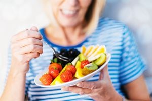 La OMS recomienda incorporar frutas en la dieta saludable. Foto: Getty Images.
