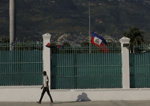 La bandera de Haití ondea a media asta en el Palacio Presidencial, en Puerto Príncipe, el sábado 10 de julio de 2021, tres días después del asesinato del presidente Jovenel Moise. (AP Foto/Fernando Llano)