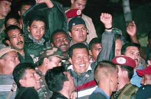 El entonces presidente de Venezuela, Hugo Chávez, regresando a su cargo dos días después de haber sido expulsado del Palacio de Miraflores y arrestado por militares en Caracas (Venezuela) el 13 de abril de 2002 - Miles de manifestantes llenaban las calles (Foto de Pedro RUIZ/Gamma-Rapho vía Getty Images)