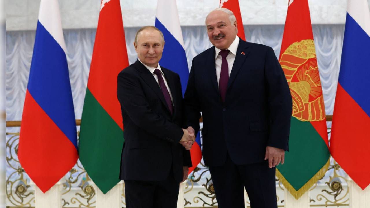 El presidente ruso , Vladímir Putin  y el presidente bielorruso , Alexandr Lukashenko, antes de su reunión en Minsk.