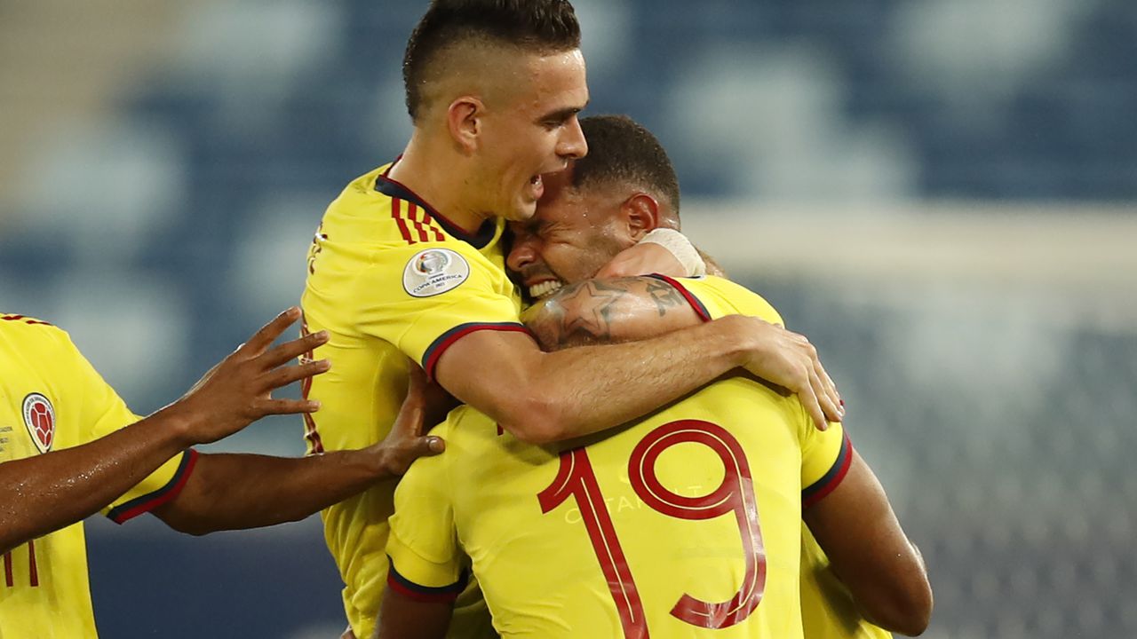 Edwin Cardona (derecha), de la selección de Colombia, festeja tras anotar ante Ecuador en un cotejo de la Copa América, el domingo 13 de junio de 2021 (AP Foto/Bruna Prado)