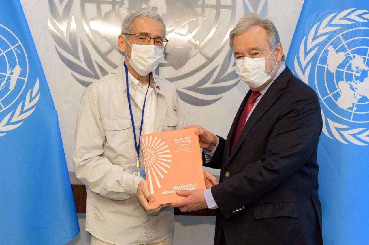 El presidente de Comisión de la Verdad, Francisco de Roux, le entregó el informe al secretario general de las Naciones Unidas, Antonio Gutérres
