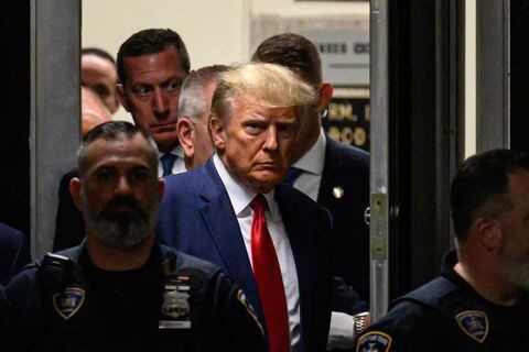 El expresidente de los Estados Unidos, Donald Trump, ingresa al juzgado penal de Manhattan en Nueva York el 4 de abril de 2023.