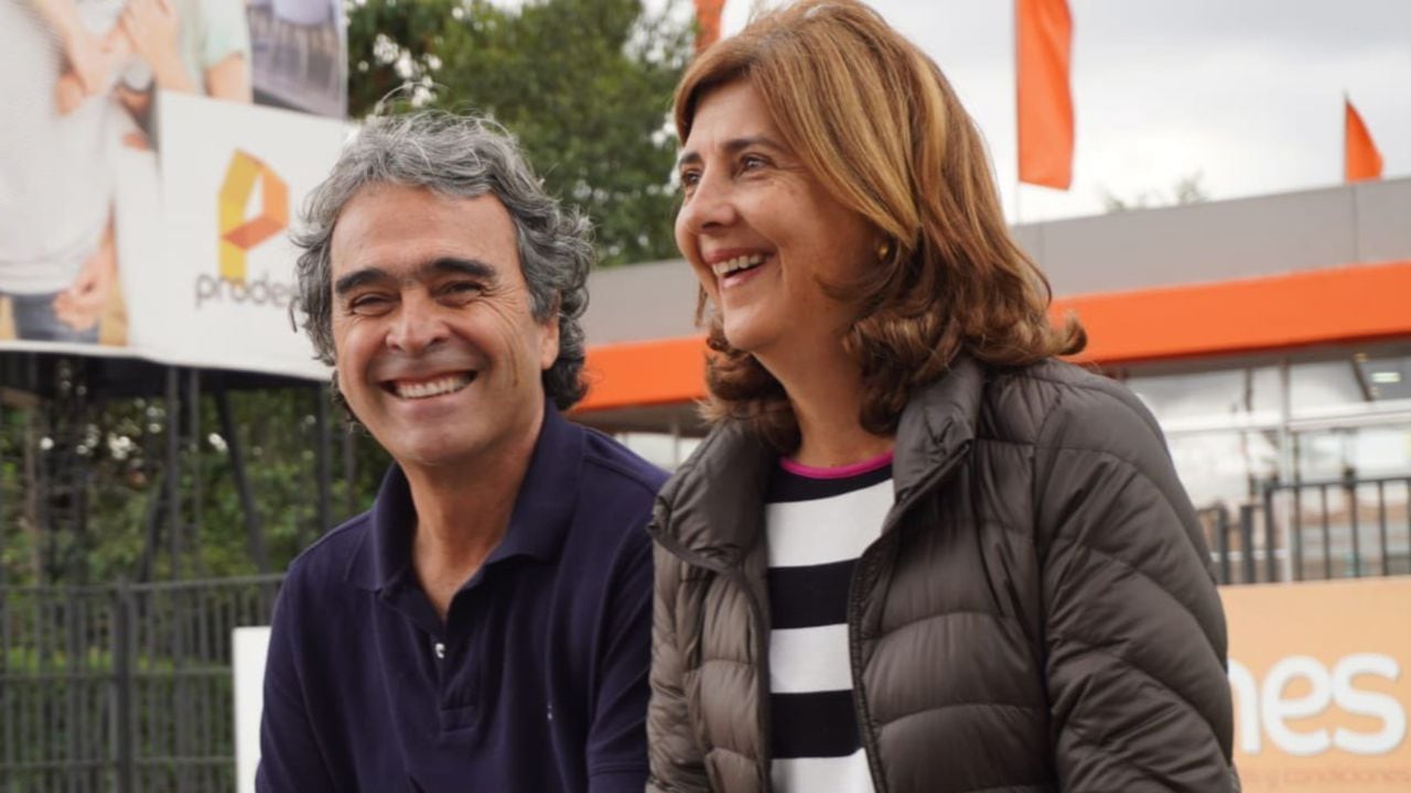 María Ángela Holguín repartió volantes con Sergio Fajardo.