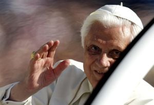 El Papa Benedict XVI saluda a los fieles desde su papamóvil, durante su audiencia general semanal en la plaza de San Pedro en el Vaticano. 

El Papa visitará en enero la principal sinagoga en Roma, como parte del diálogo entre iglesias católicos y judíos. Benedicto XVI dijo el mes pasado que deseaba visitar la sinagoga para mostrar tanto su "proximidad personal" como la de toda la iglesia católica a la comunidad judía.

El predecesor de Benedicto XVI, Juan Pablo II, hizo una visita histórica a la misma sinagoga cerca del río Tíber en 1986.

