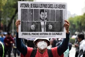 La marcha se realiza cada mes en México exigiendo castigo a los responsables. (Photo by CLAUDIO CRUZ / AFP)