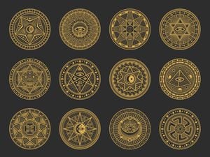 Símbolos mágicos con alquimia vectorial y ciencia oculta, religión esotérica y signos místicos de astrología. Círculos de oro con adornos de sol, luna y ojo espiritual, triángulo, estrella de pentagrama, pirámide y ankh. Horóscopo azteca.