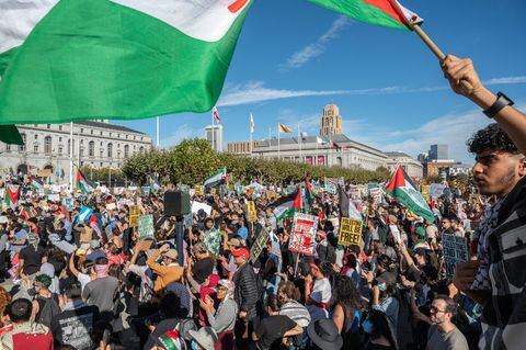 La gente participa en una marcha de "Solidaridad Palestina" frente al Ayuntamiento de San Francisco, California, el 4 de noviembre de 2023. Miles de personas, tanto israelíes como palestinas, han muerto desde el 7 de octubre de 2023, después de que militantes palestinos de Hamas con base en la Franja de Gaza, entró en el sur de Israel en un ataque sorpresa que llevó a Israel a declarar la guerra a Hamás en Gaza al día siguiente. (Foto de Amy OSBORNE / AFP)