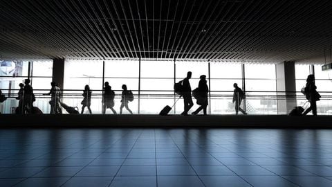 Aeropuerto de Ghana multará a las aerolíneas que transporten a viajeros no vacunados contra el coronavirus.