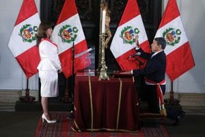 La presidenta de Perú, Dina Boluarte, quien asumió el cargo después de que su predecesor Pedro Castillo fuera derrocado, saluda junto a César Cervantes , Ministro del Interior, en Lima, Perú, el 10 de diciembre de 2022. REUTERS/Sebastián Castañeda