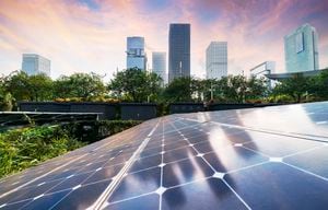 Planta de energía solar en ciudad moderna, energía renovable sostenible