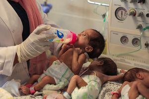 Veintiocho bebés prematuros evacuados del hospital Al Shifa de Gaza llegaron a Egipto este lunes por el paso fronterizo de Rafah, informó la Organización Mundial de la Salud (OMS) y un medio estatal egipcio. (Photo by SAID KHATIB / AFP) /