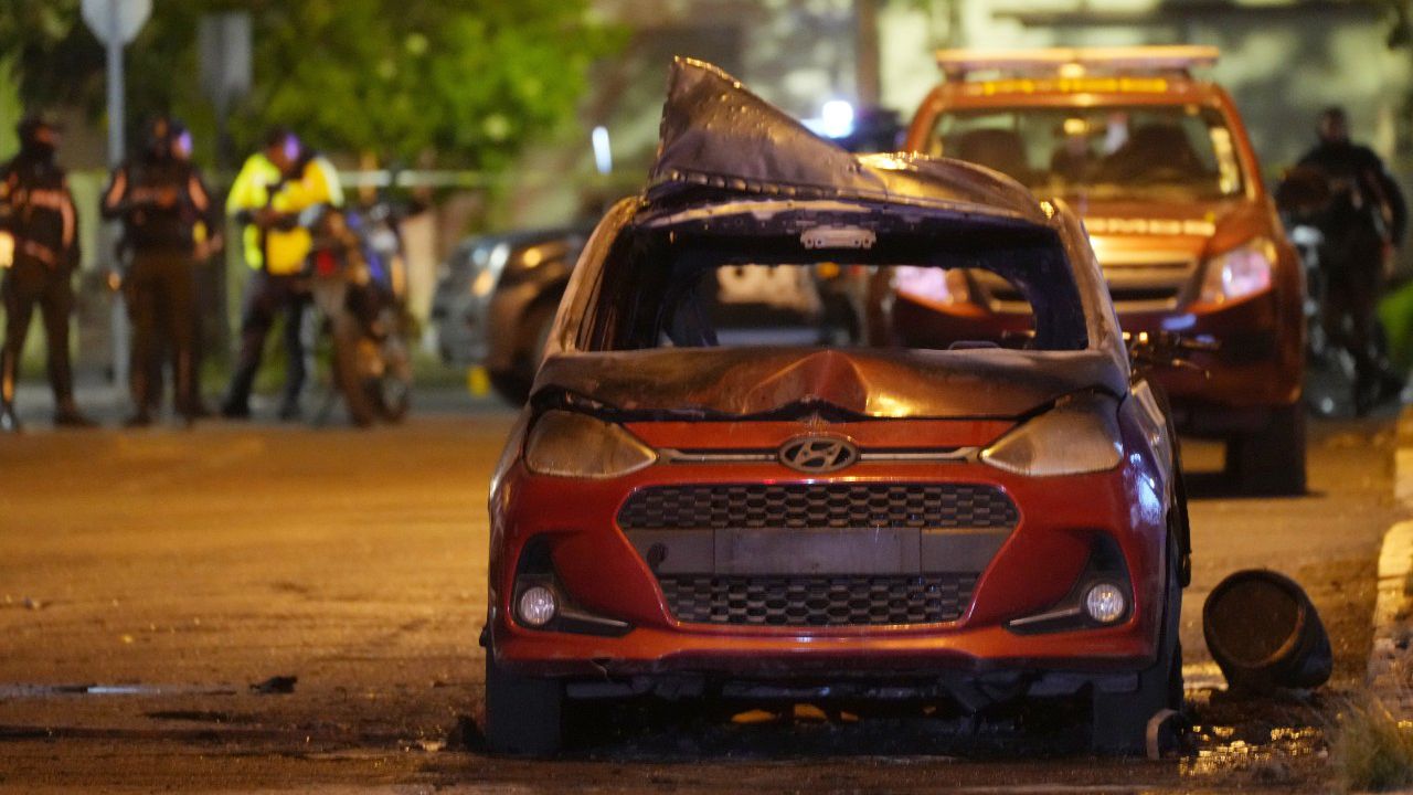 Así quedó uno de los carros que explotó en Quito, Ecuador.